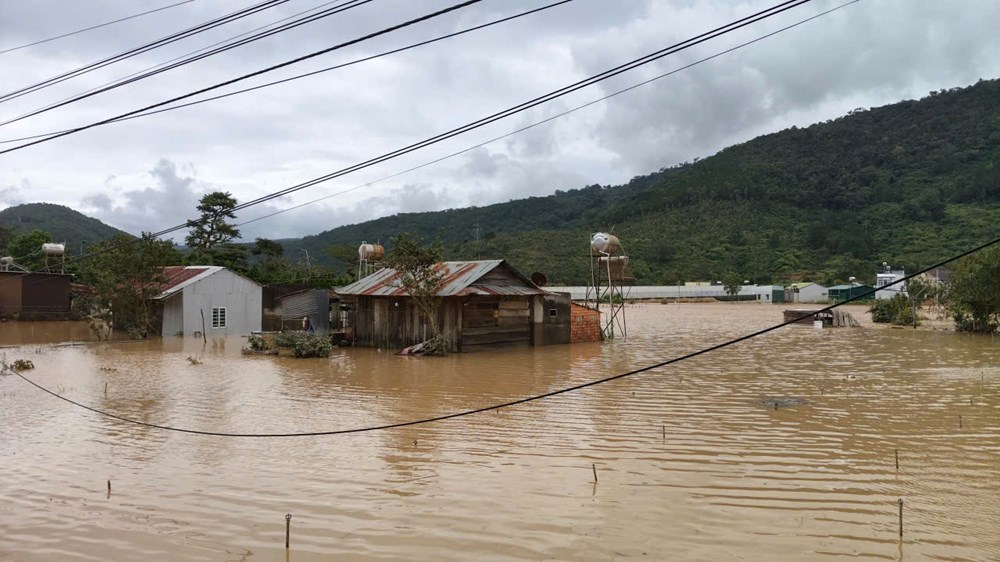 Phó Thủ tướng Hồ Quốc Dũng kiểm tra công tác khắc phục mưa lũ tại tỉnh Lâm Đồng - ảnh 6