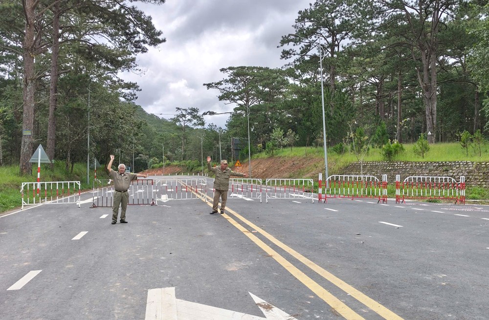 Lâm Đồng: Cấm lưu thông một phần đèo Prenn để khắc phục sạt trượt - ảnh 1