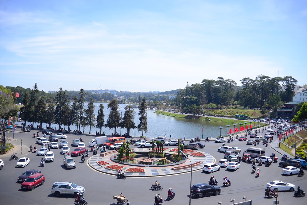 Lâm Đồng: Du khách đến Đà Lạt tăng mạnh trong dịp Tết Nguyên đán - ảnh 2