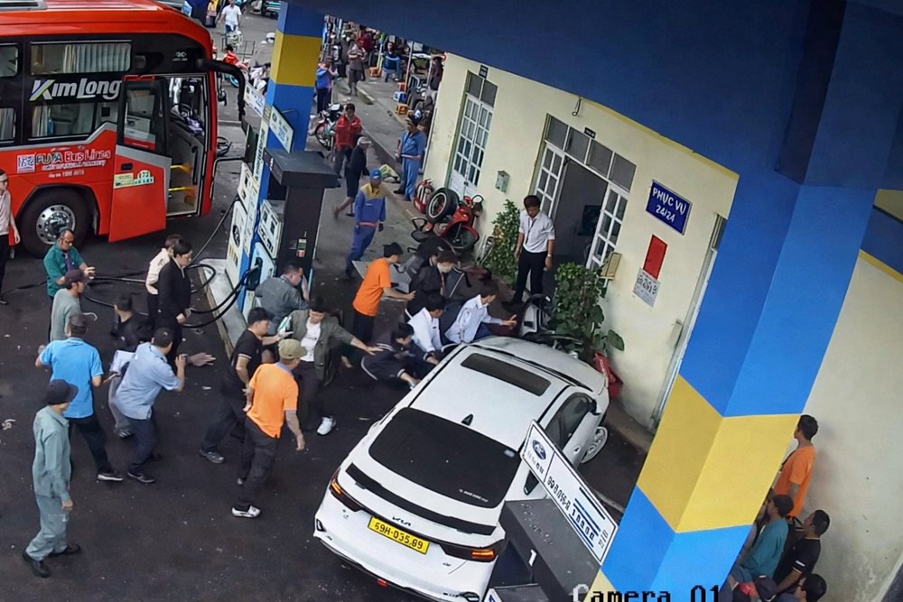 Lâm Đồng: Khởi tố về tội giết người đối tượng lái ô tô tông nhiều người ở bến xe Đà Lạt - ảnh 3