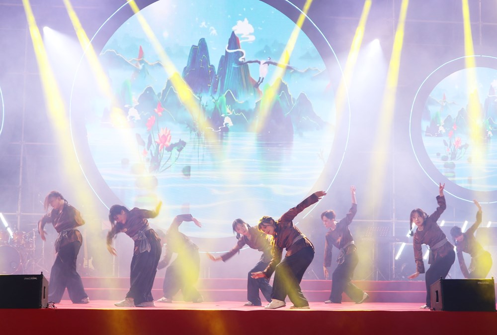 Đầu tuần Đà Lạt thu hút du khách với đêm nhạc đặc biệt - ảnh 6