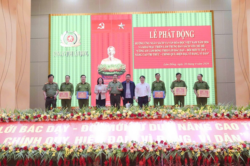  Lâm Đồng: Công an tỉnh tổ chức triển lãm, giới thiệu sách nhân Ngày Sách và Văn hóa đọc Việt Nam - ảnh 4