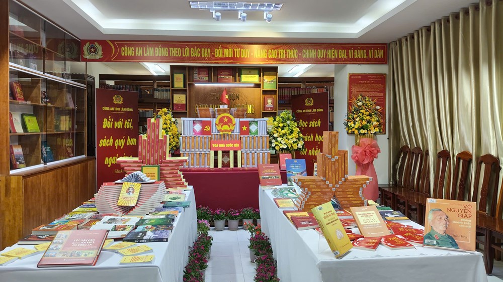  Lâm Đồng: Công an tỉnh tổ chức triển lãm, giới thiệu sách nhân Ngày Sách và Văn hóa đọc Việt Nam - ảnh 3