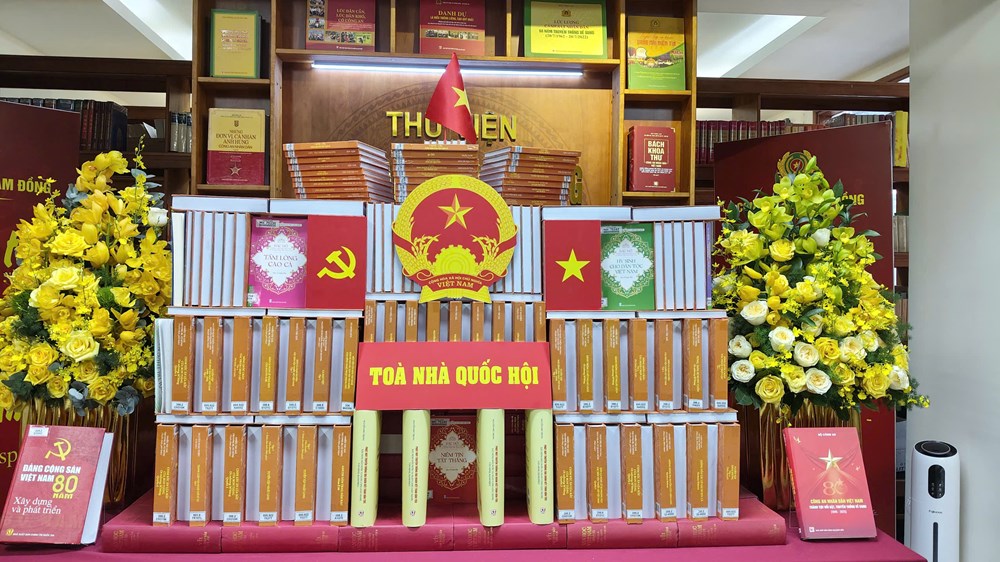  Lâm Đồng: Công an tỉnh tổ chức triển lãm, giới thiệu sách nhân Ngày Sách và Văn hóa đọc Việt Nam - ảnh 6