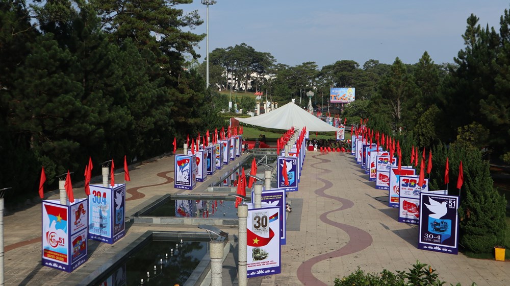 Lâm Đồng: Triển lãm tranh cổ động kỉ niệm 51 năm Ngày giải phóng miền Nam - ảnh 1