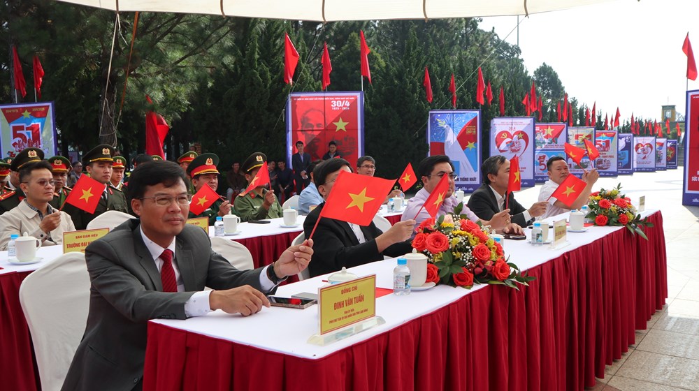 Lâm Đồng: Triển lãm tranh cổ động kỉ niệm 51 năm Ngày giải phóng miền Nam - ảnh 4