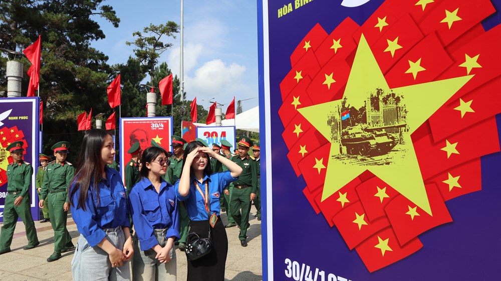 Lâm Đồng: Triển lãm tranh cổ động kỉ niệm 51 năm Ngày giải phóng miền Nam - ảnh 8