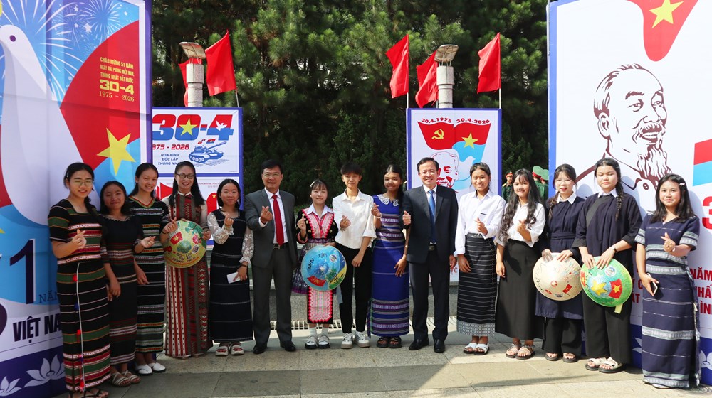 Lâm Đồng: Triển lãm tranh cổ động kỉ niệm 51 năm Ngày giải phóng miền Nam - ảnh 9