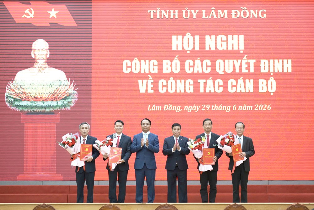 Lâm Đồng công bố và trao 10 quyết định điều động, bổ nhiệm cán bộ - ảnh 2