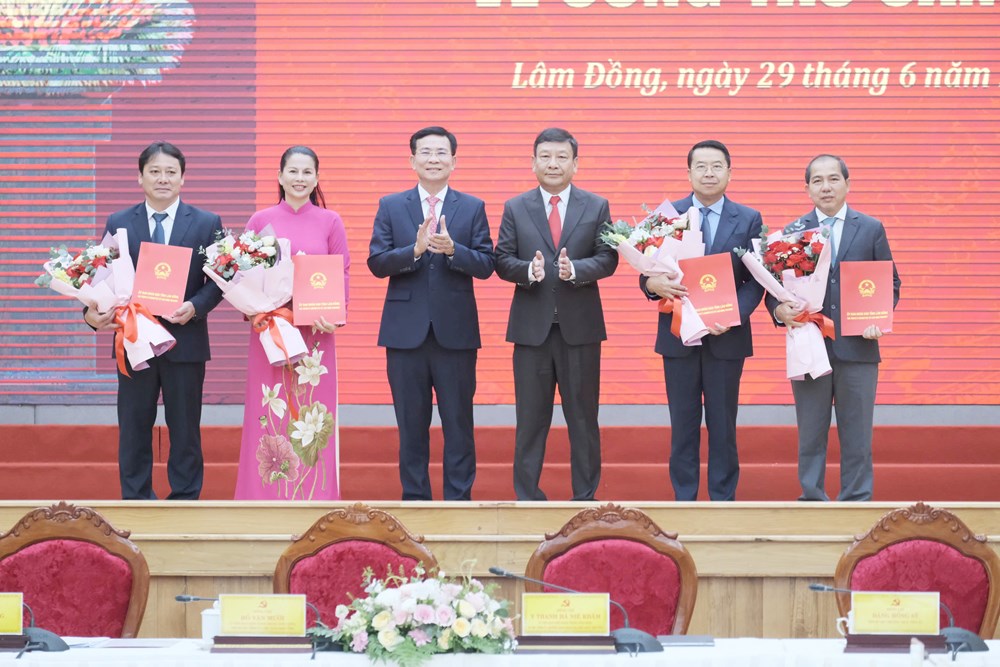 Lâm Đồng công bố và trao 10 quyết định điều động, bổ nhiệm cán bộ - ảnh 3