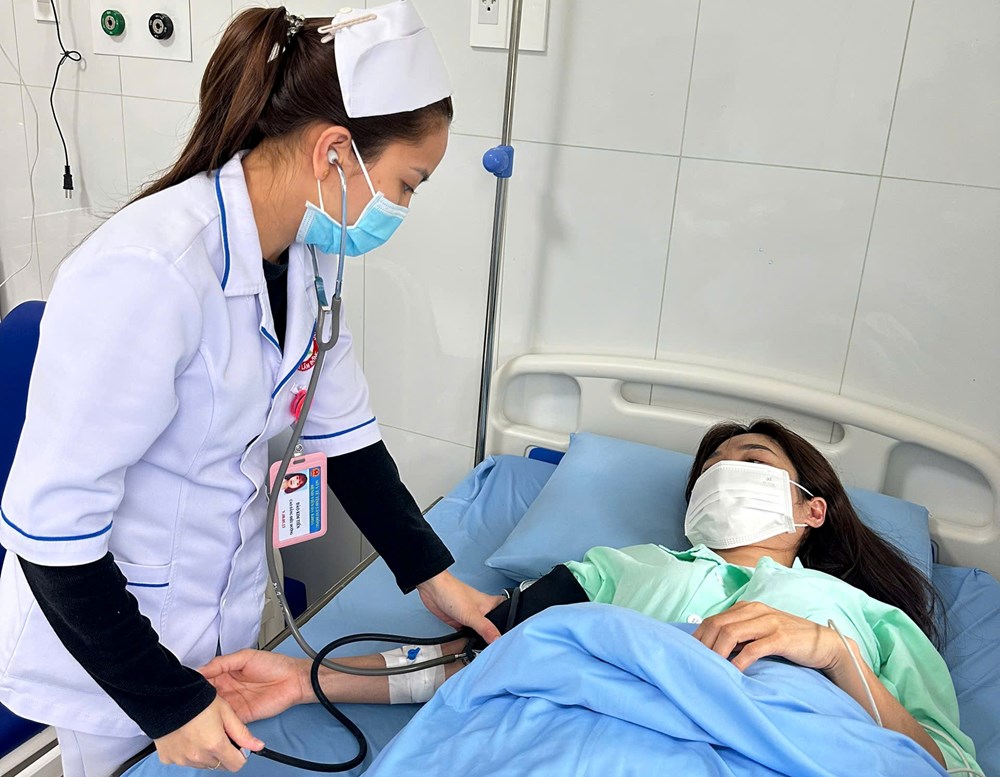 Lâm Đồng: Tăng cường kiểm soát thức ăn đường phố sau các vụ nghi ngờ ngộ độc thực phẩm - ảnh 2