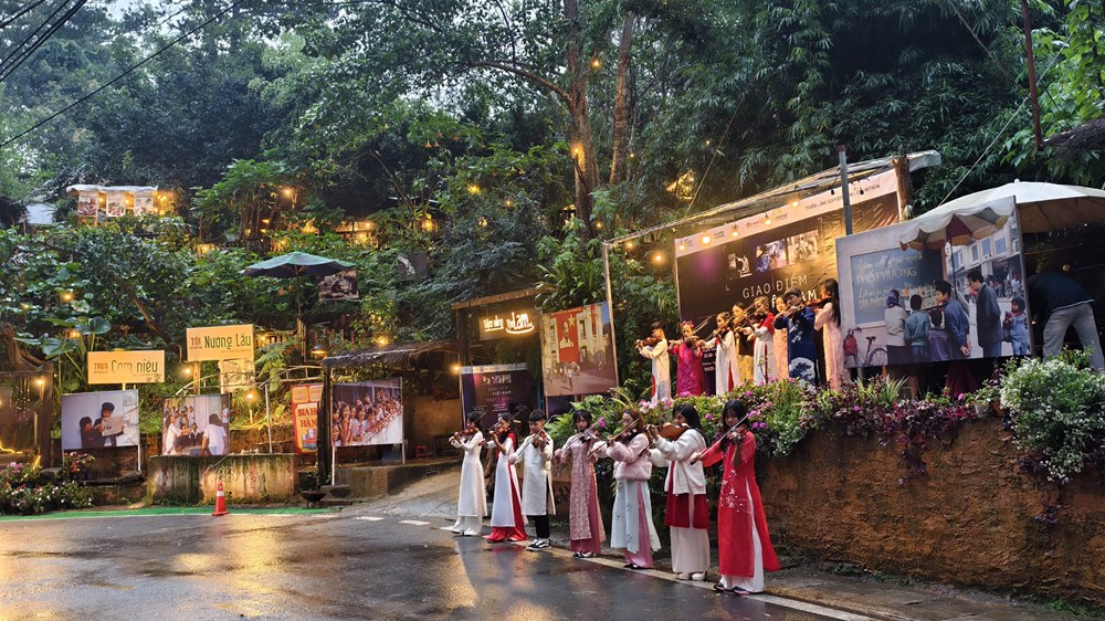 Triển lãm “Giao điểm Việt Nam” kể chuyện lịch sử qua những khuôn hình tại Đà Lạt - ảnh 1