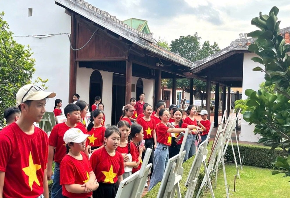 Triển lãm về Chủ tịch Hồ Chí Minh tại Khu Di tích Dục Thanh - ảnh 3