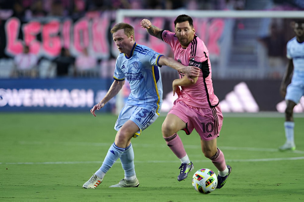 HLV Atlanta: 'Khóa chặt tuyến giữa là cách duy nhất để đánh bại đội bóng của Messi' - ảnh 1
