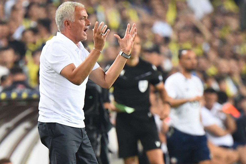 HLV Mourinho nổi cơn thịnh nội, chỉ trích VAR mắc sai lầm tai hại - ảnh 1