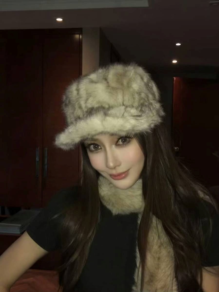Angelababy đang làm gì với gương mặt của mình vậy? - ảnh 1