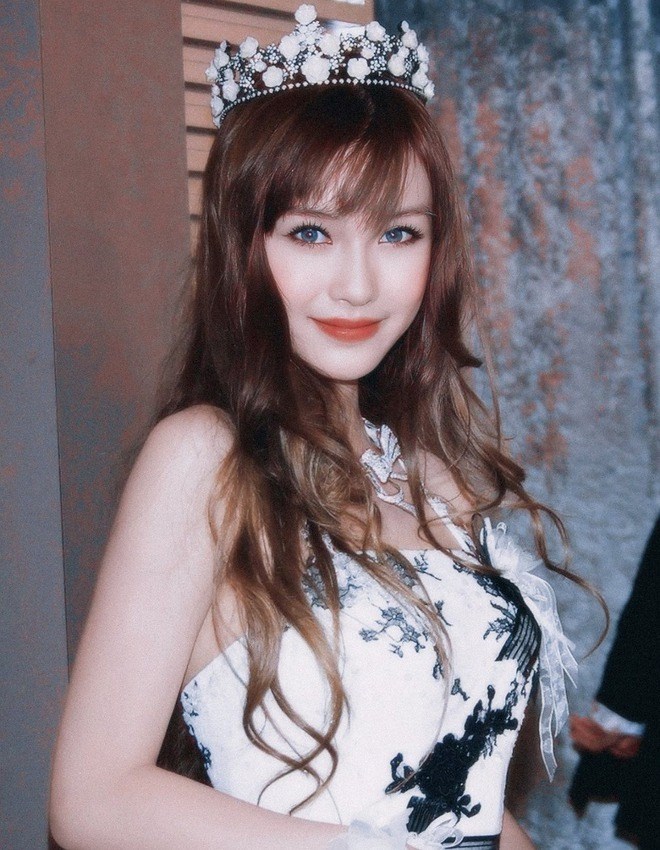 Angelababy đang làm gì với gương mặt của mình vậy? - ảnh 6