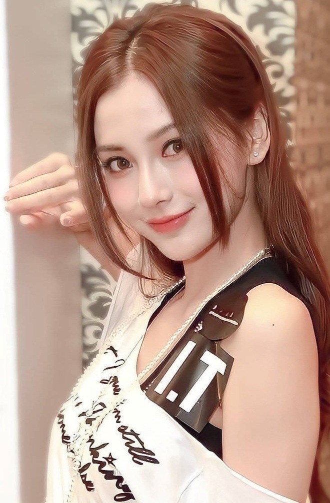 Angelababy đang làm gì với gương mặt của mình vậy? - ảnh 7