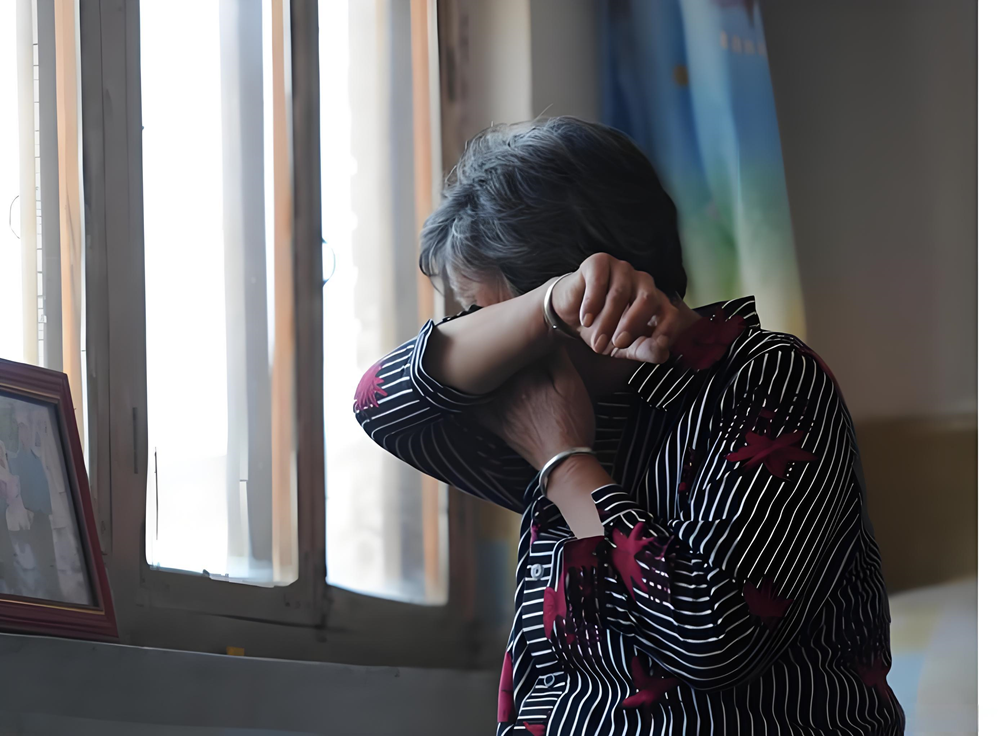 Một bi kịch vẫn âm thầm diễn ra ở nhiều gia đình: Vì sao ta hòa nhã với người ngoài nhưng lại cáu gắt với cha mẹ? - ảnh 1