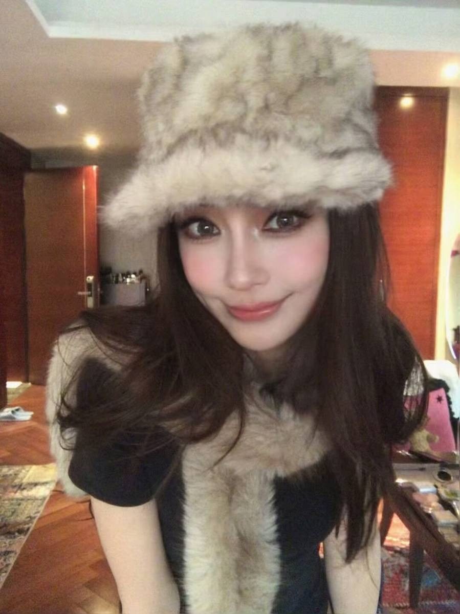 Angelababy đang làm gì với gương mặt của mình vậy? - ảnh 2