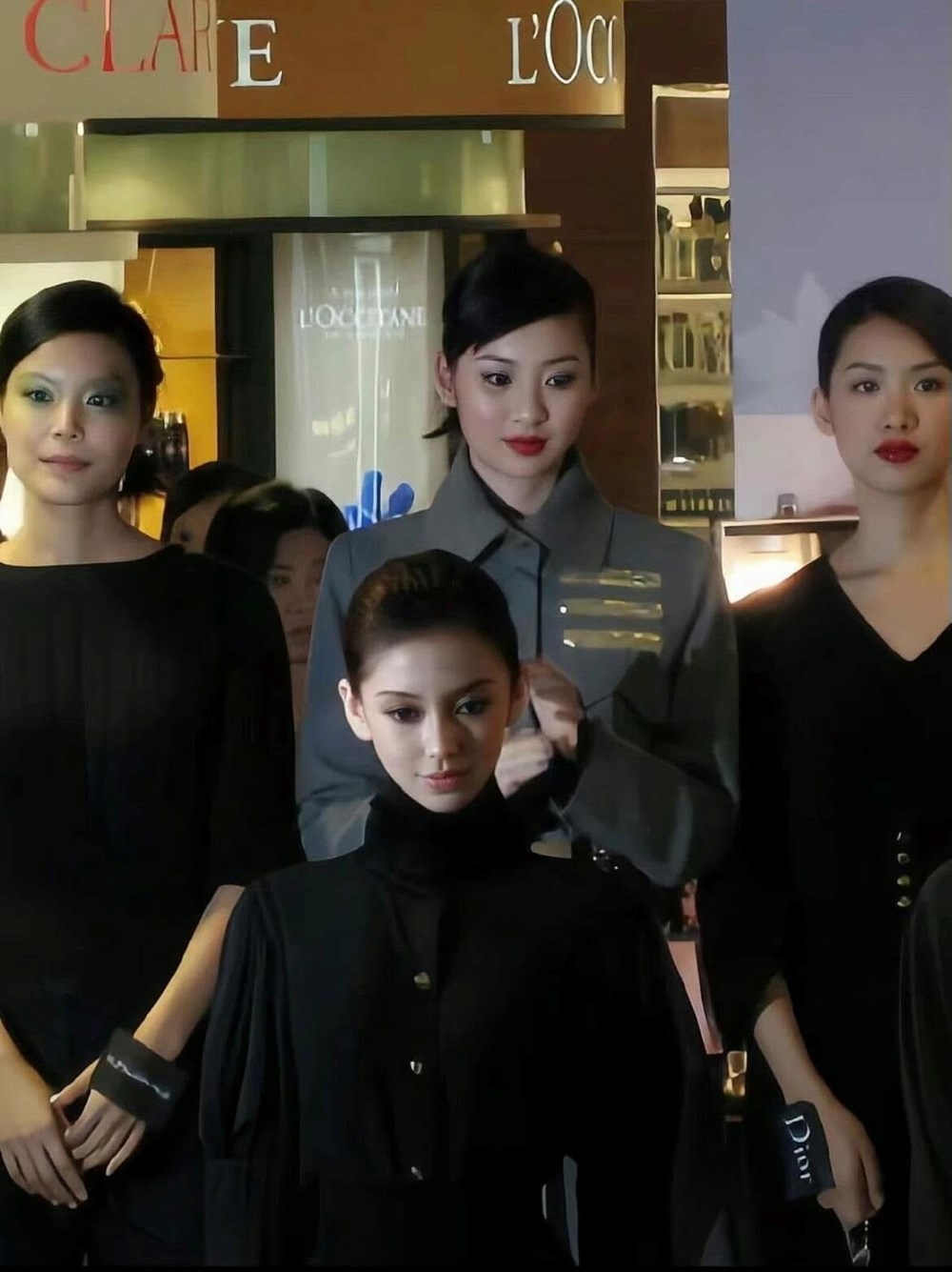 Angelababy đang làm gì với gương mặt của mình vậy? - ảnh 4