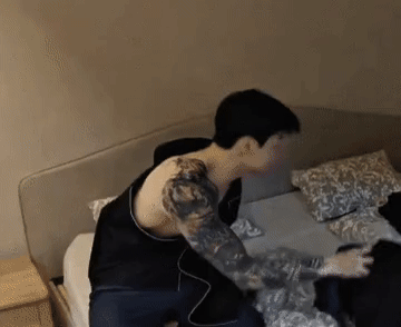 Nhìn Jungkook (BTS) cố che “dấu ấn tình yêu” mà mệt giùm - ảnh 4