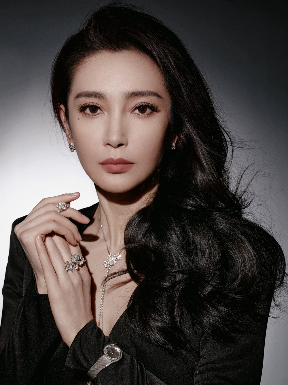 Không ai dám cưới mỹ nhân nghìn tỉ này: Nghe “giai thoại” đuổi 20 người giúp việc mà toát mồ hôi - ảnh 1