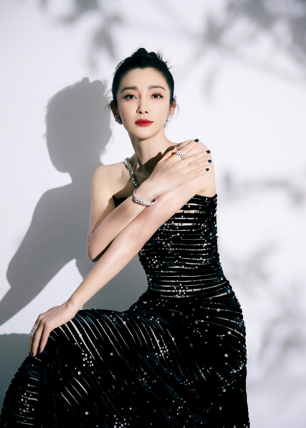 Không ai dám cưới mỹ nhân nghìn tỉ này: Nghe “giai thoại” đuổi 20 người giúp việc mà toát mồ hôi - ảnh 5