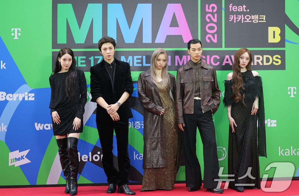 Thảm đỏ MMA 2025: Jennie hóa “nữ hoàng” đụng mặt tình cũ GD - Kai, Winter (aespa) lộ diện sau ồn ào hẹn hò Jungkook - ảnh 29