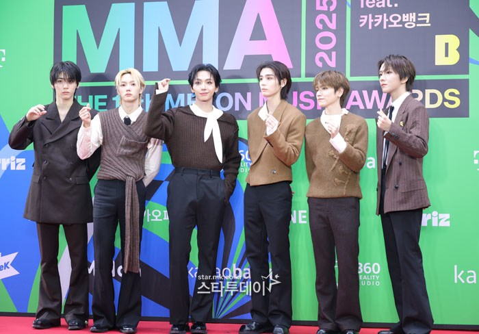 Thảm đỏ MMA 2025: Jennie hóa “nữ hoàng” đụng mặt tình cũ GD - Kai, Winter (aespa) lộ diện sau ồn ào hẹn hò Jungkook - ảnh 38