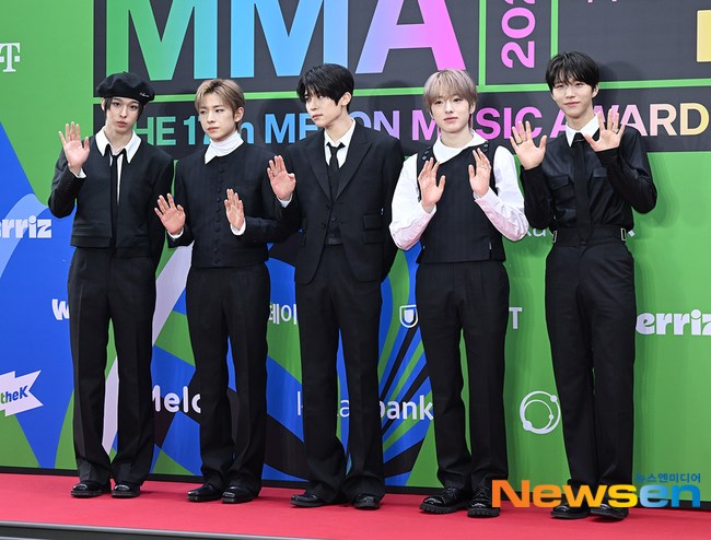 Thảm đỏ MMA 2025: Jennie hóa “nữ hoàng” đụng mặt tình cũ GD - Kai, Winter (aespa) lộ diện sau ồn ào hẹn hò Jungkook - ảnh 28