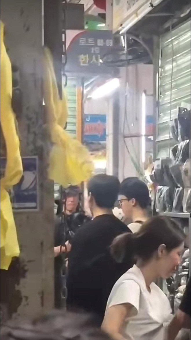 Jimin - Jungkook (BTS) “hòa tan” khi đến Đà Nẵng: Đi chợ mặc cả thành công như người Việt xịn! - ảnh 8