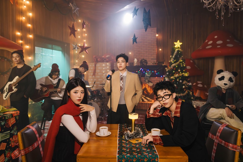 Nhạc Giáng sinh hot nhất lúc này: Nam rapper cứ góp giọng là hit, nghe muốn có người yêu ngay - ảnh 1