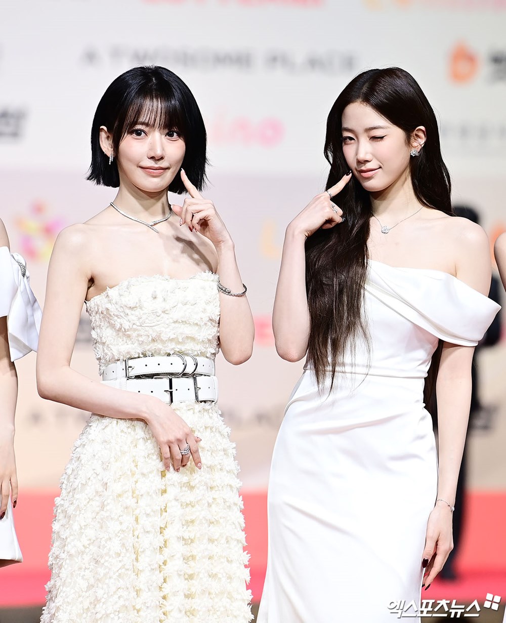 Thảm đỏ hot nhất Giáng sinh 2025: Jang Won Young hóa thiên thần, Winter (aespa) vất vả che dấu ấn tình yêu với Jungkook (BTS) - ảnh 18