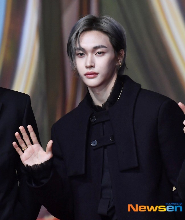 Thảm đỏ hot nhất Giáng sinh 2025: Jang Won Young hóa thiên thần, Winter (aespa) vất vả che dấu ấn tình yêu với Jungkook (BTS) - ảnh 35