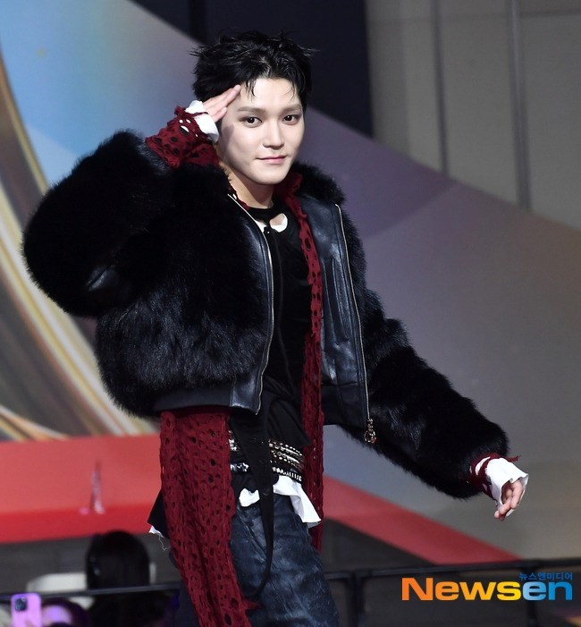 Thảm đỏ hot nhất Giáng sinh 2025: Jang Won Young hóa thiên thần, Winter (aespa) vất vả che dấu ấn tình yêu với Jungkook (BTS) - ảnh 26