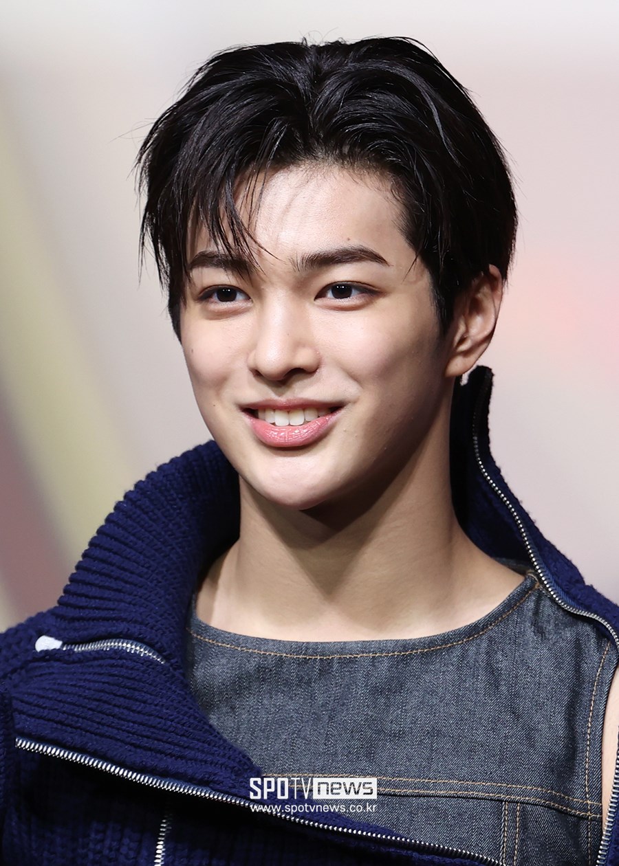 Thảm đỏ hot nhất Giáng sinh 2025: Jang Won Young hóa thiên thần, Winter (aespa) vất vả che dấu ấn tình yêu với Jungkook (BTS) - ảnh 23