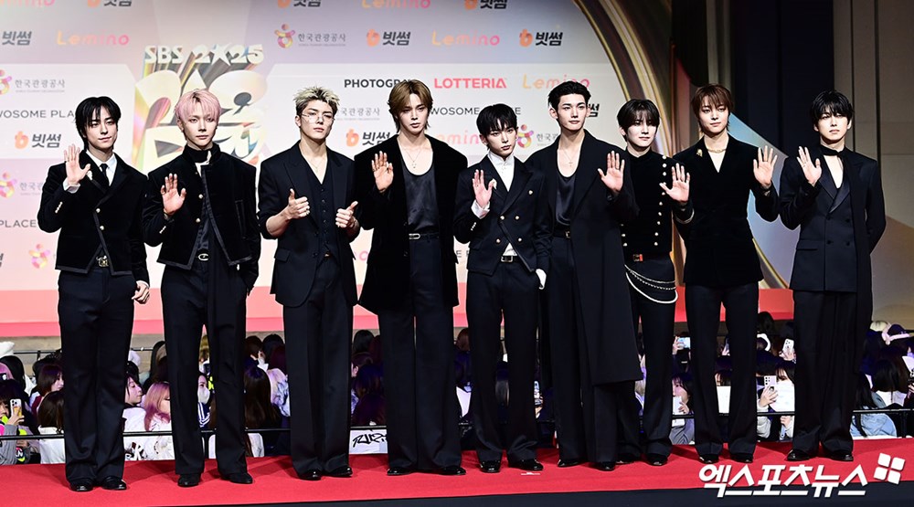 Thảm đỏ hot nhất Giáng sinh 2025: Jang Won Young hóa thiên thần, Winter (aespa) vất vả che dấu ấn tình yêu với Jungkook (BTS) - ảnh 54