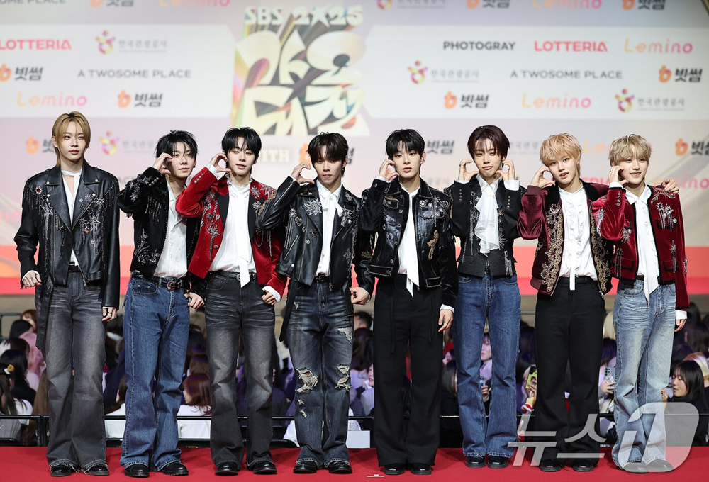 Thảm đỏ hot nhất Giáng sinh 2025: Jang Won Young hóa thiên thần, Winter (aespa) vất vả che dấu ấn tình yêu với Jungkook (BTS) - ảnh 59