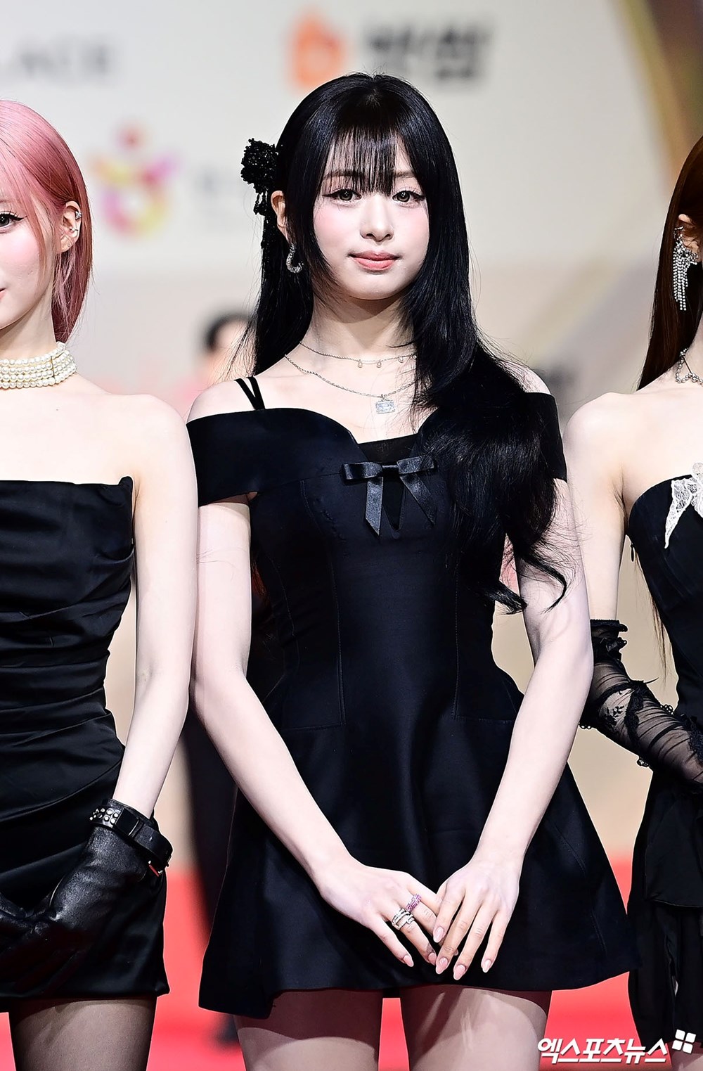 Thảm đỏ hot nhất Giáng sinh 2025: Jang Won Young hóa thiên thần, Winter (aespa) vất vả che dấu ấn tình yêu với Jungkook (BTS) - ảnh 39