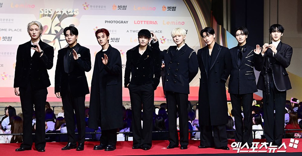 Thảm đỏ hot nhất Giáng sinh 2025: Jang Won Young hóa thiên thần, Winter (aespa) vất vả che dấu ấn tình yêu với Jungkook (BTS) - ảnh 32