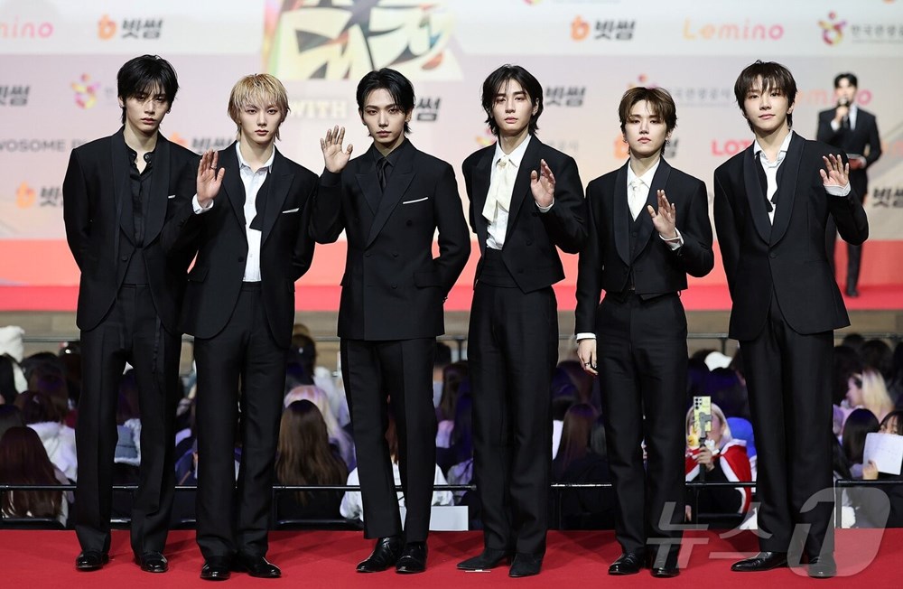 Thảm đỏ hot nhất Giáng sinh 2025: Jang Won Young hóa thiên thần, Winter (aespa) vất vả che dấu ấn tình yêu với Jungkook (BTS) - ảnh 52