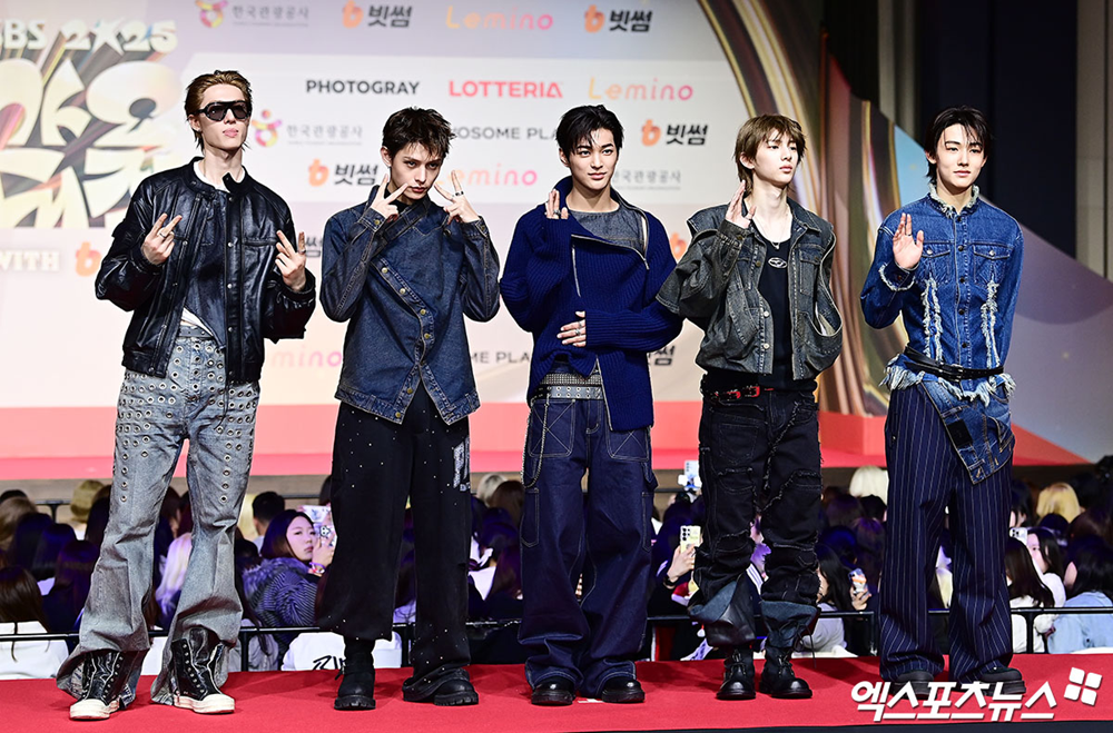 Thảm đỏ hot nhất Giáng sinh 2025: Jang Won Young hóa thiên thần, Winter (aespa) vất vả che dấu ấn tình yêu với Jungkook (BTS) - ảnh 21