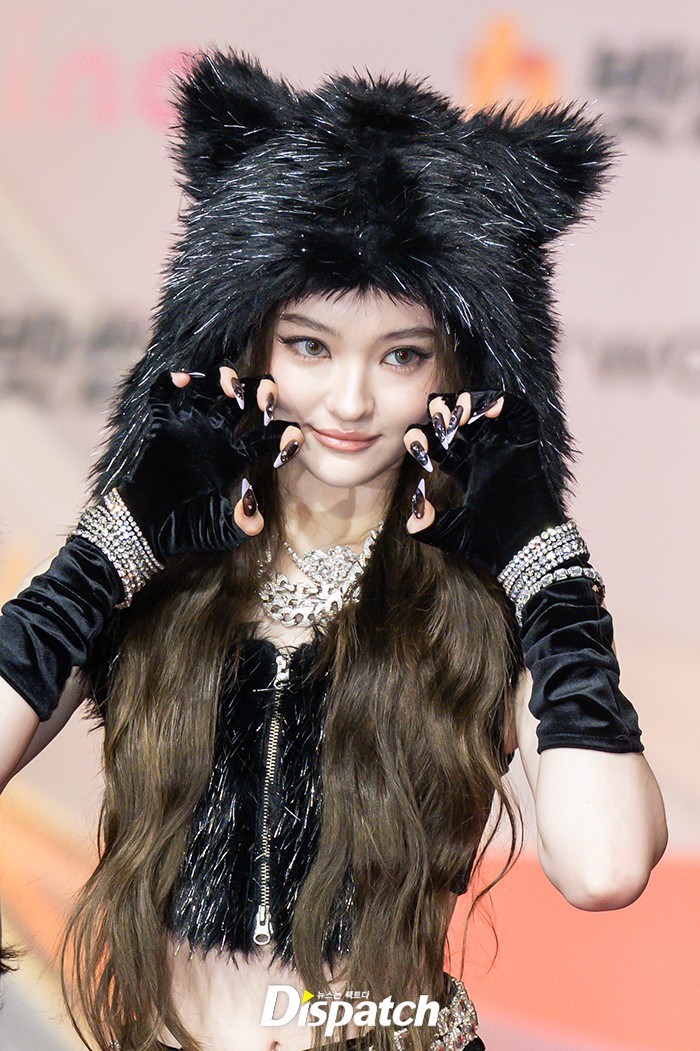 Thảm đỏ hot nhất Giáng sinh 2025: Jang Won Young hóa thiên thần, Winter (aespa) vất vả che dấu ấn tình yêu với Jungkook (BTS) - ảnh 43