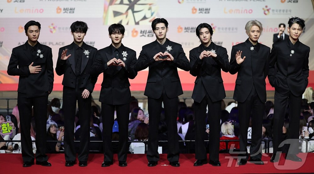 Thảm đỏ hot nhất Giáng sinh 2025: Jang Won Young hóa thiên thần, Winter (aespa) vất vả che dấu ấn tình yêu với Jungkook (BTS) - ảnh 29