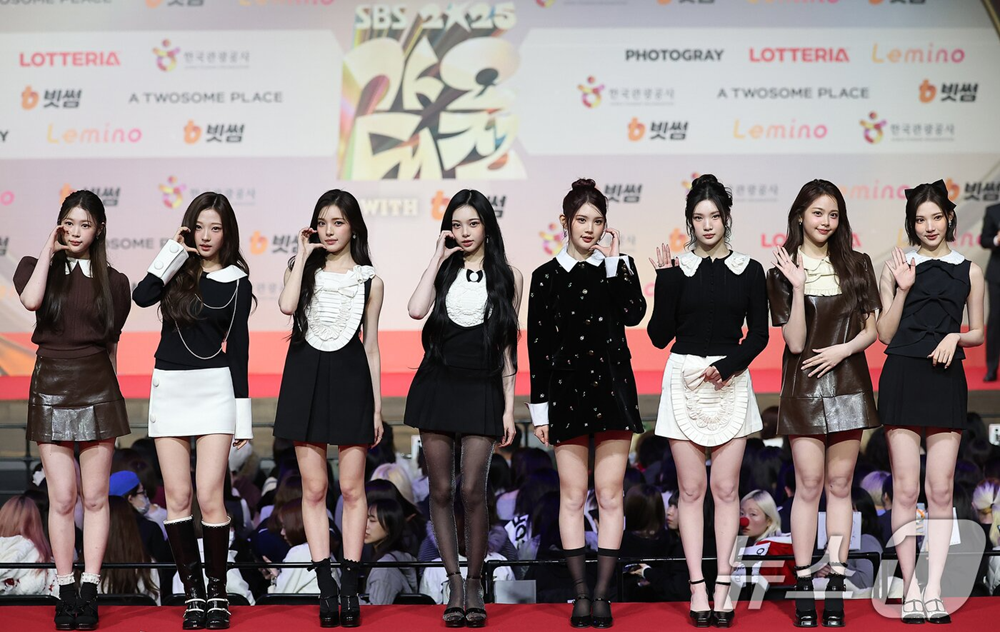 Thảm đỏ hot nhất Giáng sinh 2025: Jang Won Young hóa thiên thần, Winter (aespa) vất vả che dấu ấn tình yêu với Jungkook (BTS) - ảnh 44