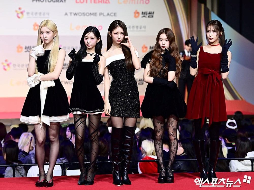 Thảm đỏ hot nhất Giáng sinh 2025: Jang Won Young hóa thiên thần, Winter (aespa) vất vả che dấu ấn tình yêu với Jungkook (BTS) - ảnh 49