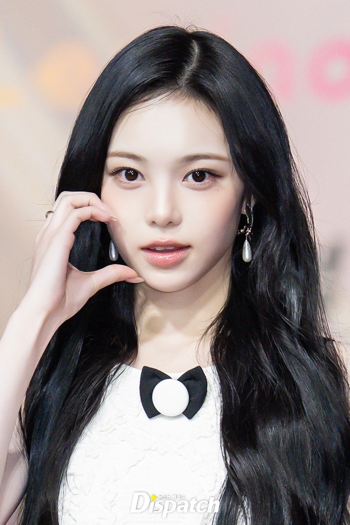 Thảm đỏ hot nhất Giáng sinh 2025: Jang Won Young hóa thiên thần, Winter (aespa) vất vả che dấu ấn tình yêu với Jungkook (BTS) - ảnh 45