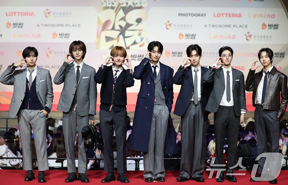 Thảm đỏ hot nhất Giáng sinh 2025: Jang Won Young hóa thiên thần, Winter (aespa) vất vả che dấu ấn tình yêu với Jungkook (BTS) - ảnh 57