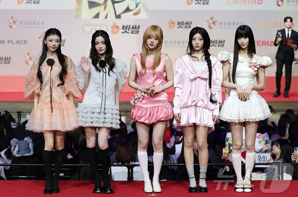 Thảm đỏ hot nhất Giáng sinh 2025: Jang Won Young hóa thiên thần, Winter (aespa) vất vả che dấu ấn tình yêu với Jungkook (BTS) - ảnh 40